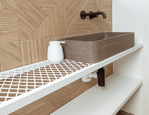 מדפים בשירותי אורחים מקרוב