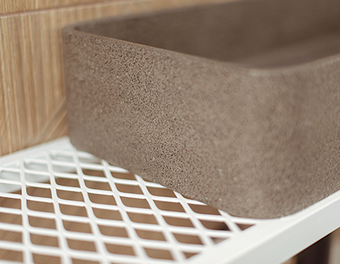 מדפים בשירותי אורחים עשויים בצורת רשת